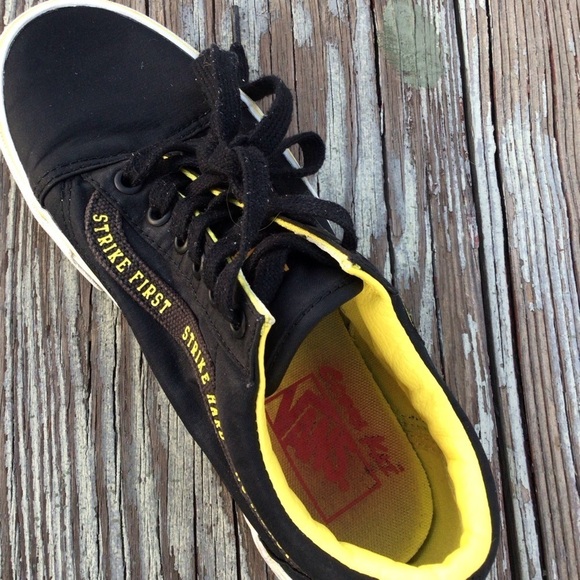 VANS Cobra Kai x Old Skool Cobra Kai Dojo
Black Yellow Size 7.5 Mens - Picture 13 of 13
